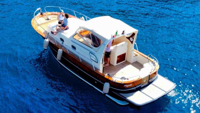 Découvrez Sorrente en bateau à moteur pendant 7h30.