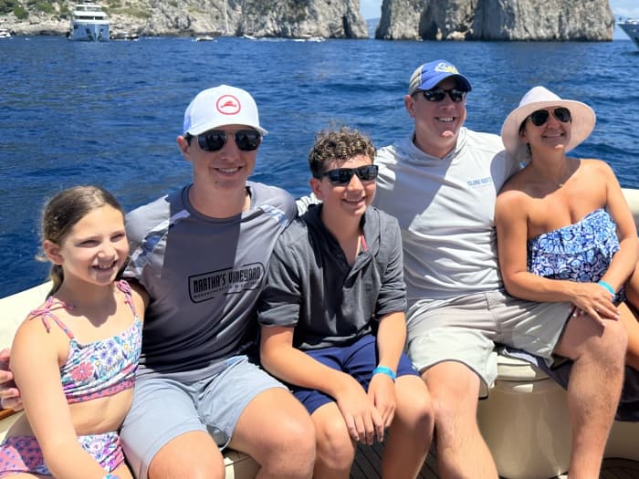 Découvrez Sorrente en bateau à moteur pendant 7h30.