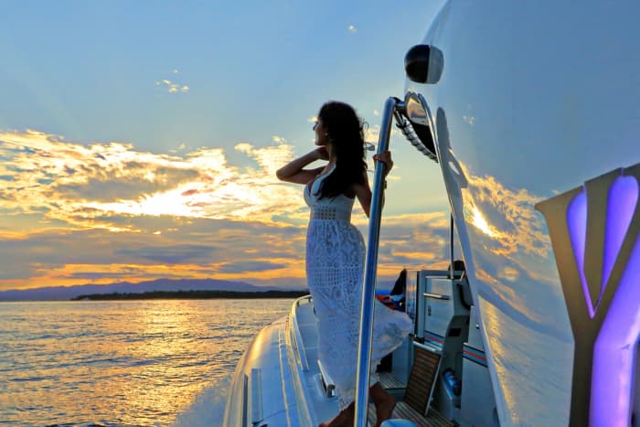 Disfrute de 3 horas y 15 minutos de sol en un yate a motor en San Martín.