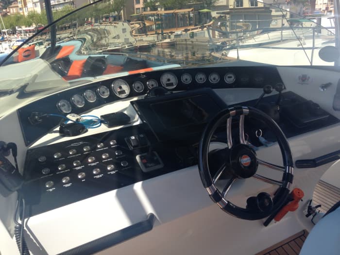 Disfrute de 3 horas y 15 minutos de sol en un yate a motor en San Martín.