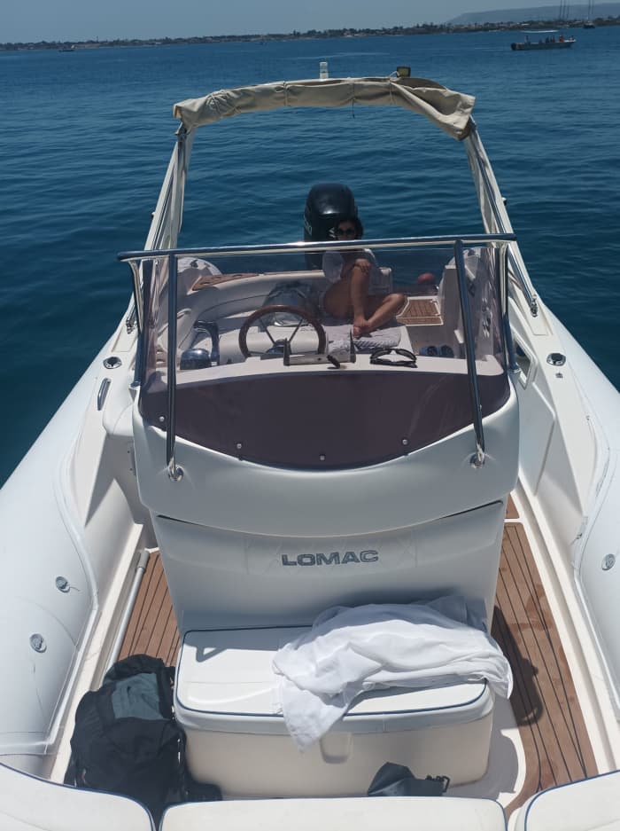 Verken Syracuse in een halve dag: huur een motorboot voor 4 uur.