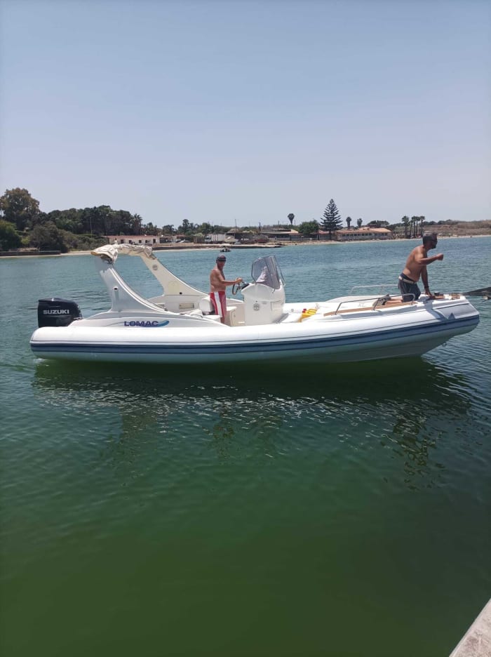 Verken Syracuse in een halve dag: huur een motorboot voor 4 uur.
