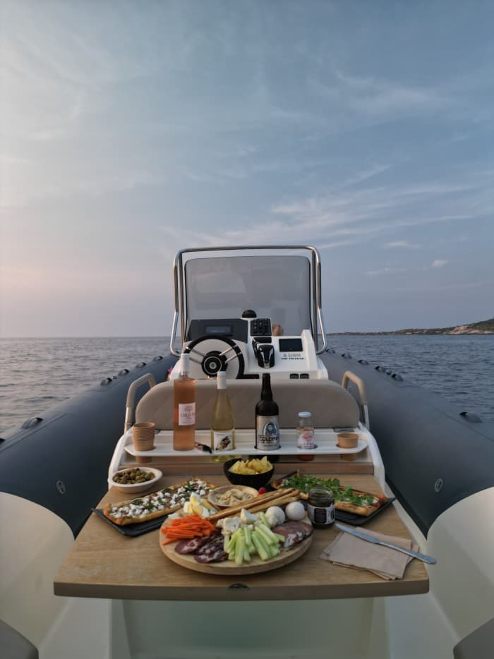 Profitez d'une excursion de 8 heures en bateau à moteur pour explorer Algajola.