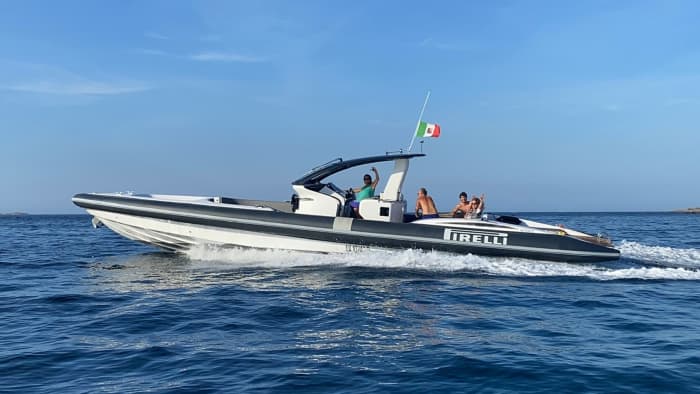 La tua barca a motore privata per una giornata intorno a Porto Rotondo