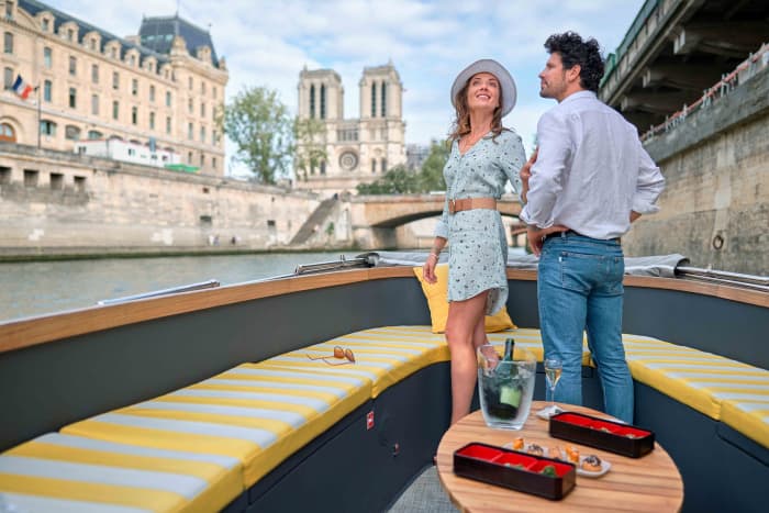 Getaway: 1.5-hour Electric and Silent Cruise in Paris