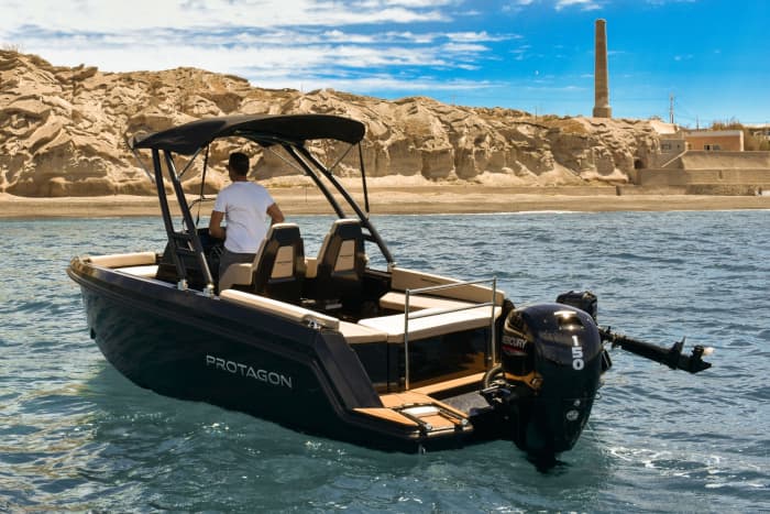 Escapade à Santorin : 4 heures de détente en bateau à moteur