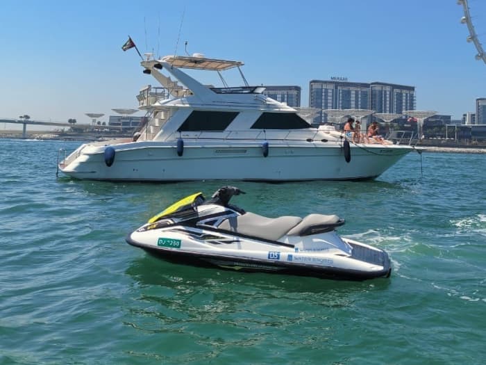 Relájese y navegue en un recorrido en yate de 4 horas por Dubái para hasta 20 invitados, la mejor oferta con barbacoa y moto acuática opcionales.