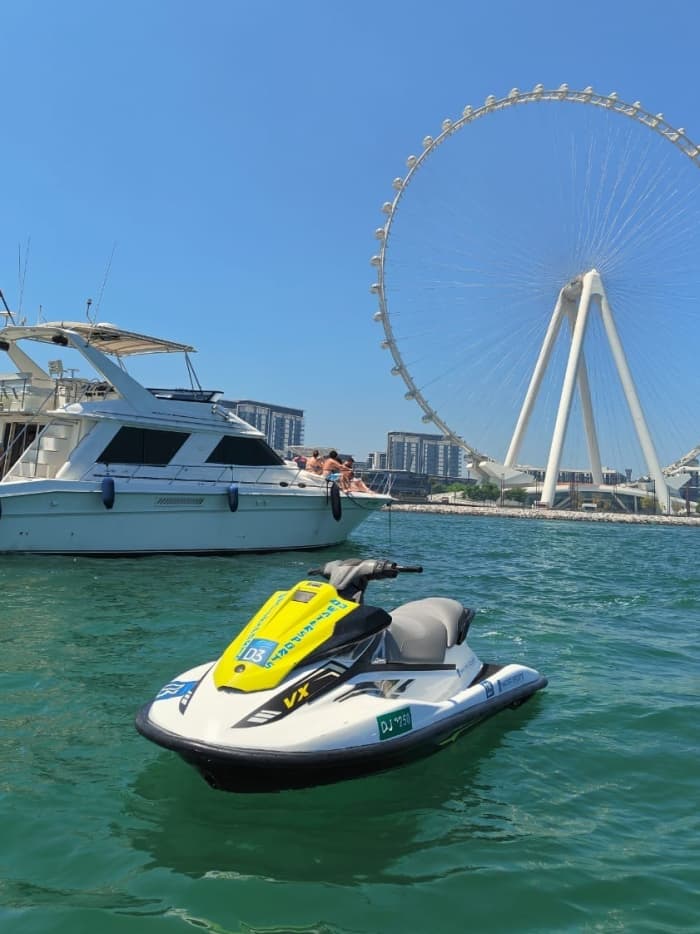 Relájese y navegue en un recorrido en yate de 4 horas por Dubái para hasta 20 invitados, la mejor oferta con barbacoa y moto acuática opcionales.