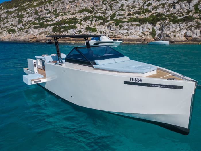 D34 Dandy I All inclusive, fuel, skipper, Sail to Formentera Saona with a fixed price and without worries.