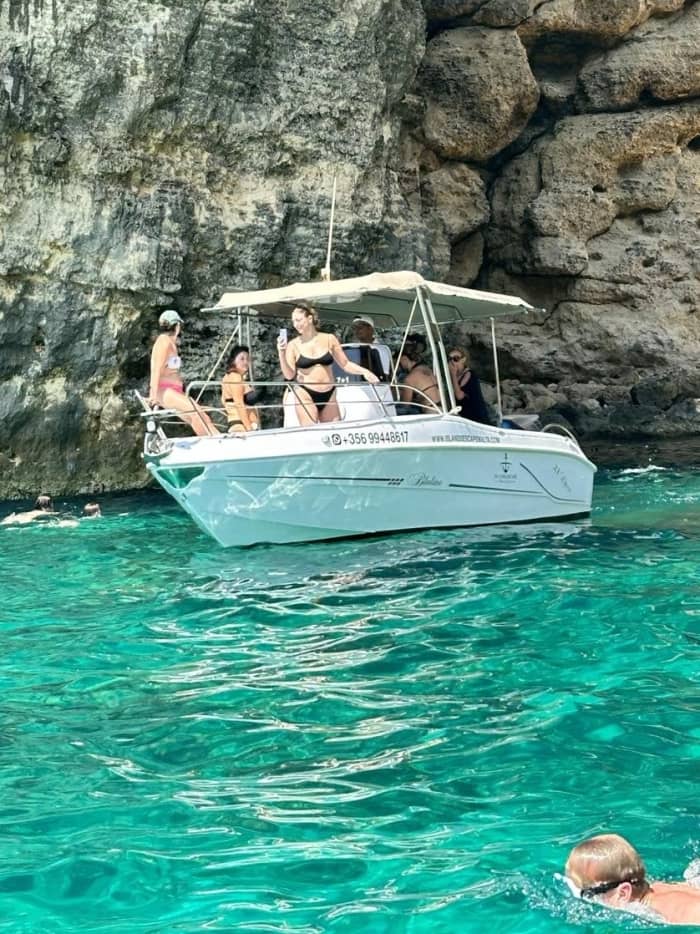 Medio día entre las aguas turquesas y las cuevas de Malta.