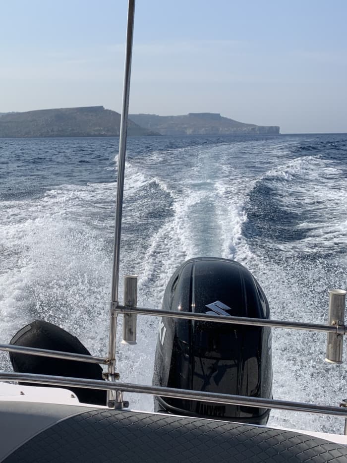 Medio día entre las aguas turquesas y las cuevas de Malta.