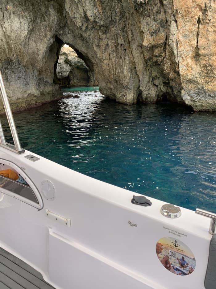 Medio día entre las aguas turquesas y las cuevas de Malta.