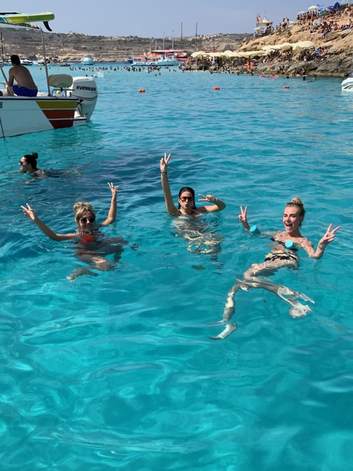 Medio día entre las aguas turquesas y las cuevas de Malta.