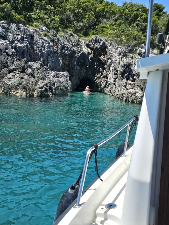 Hoogwaardig beoordeeld: De ultieme boottocht in Budva: 4 uur kustmagie