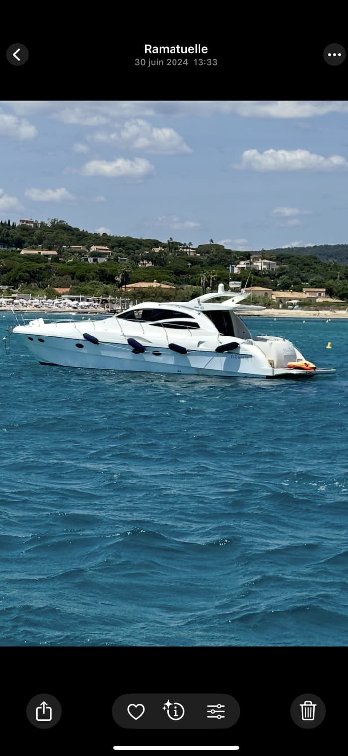 Vrijgezellenfeesten op een 15 meter lang jacht in de Golf van Saint-Tropez.