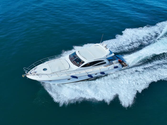 Vrijgezellenfeesten op een 15 meter lang jacht in de Golf van Saint-Tropez.