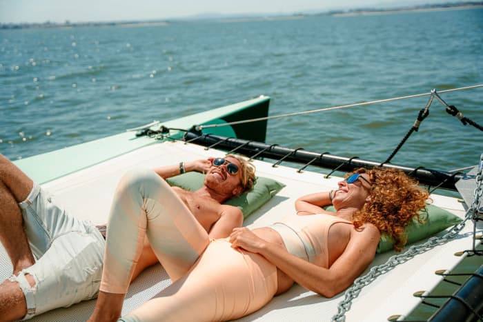 Prepare-se para a alegria: um dia inteiro de autêntica navegação em Lisboa a bordo de um catamarã.