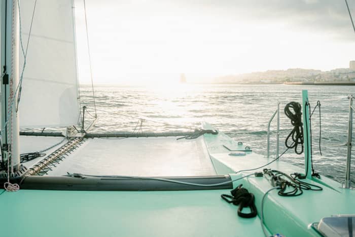 Prepare-se para a alegria: um dia inteiro de autêntica navegação em Lisboa a bordo de um catamarã.