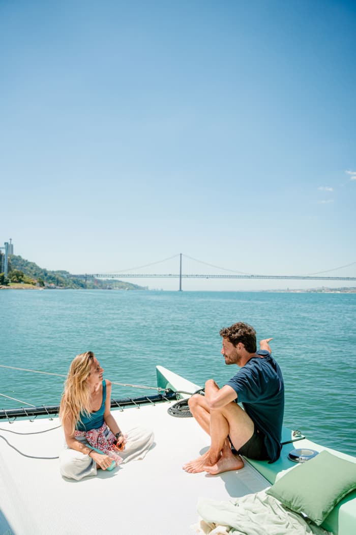 Prepare-se para a alegria: um dia inteiro de autêntica navegação em Lisboa a bordo de um catamarã.