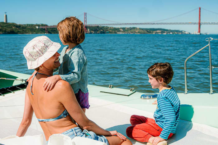 Prepare-se para a alegria: um dia inteiro de autêntica navegação em Lisboa a bordo de um catamarã.