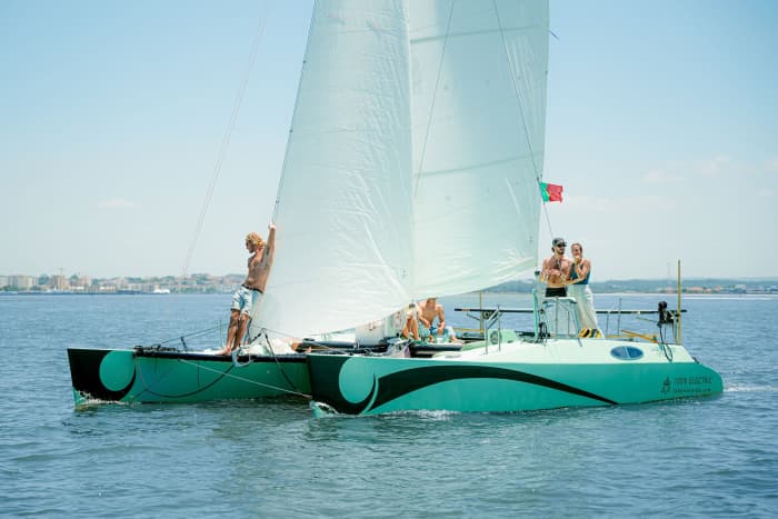 Prepare-se para a alegria: um dia inteiro de autêntica navegação em Lisboa a bordo de um catamarã.