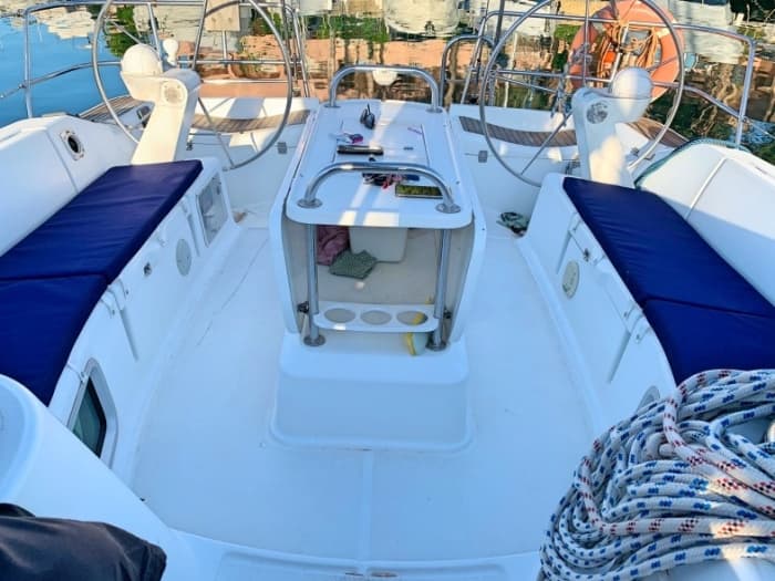 Tillbringa en 9 timmars segling runt Furnari på en segelbåt