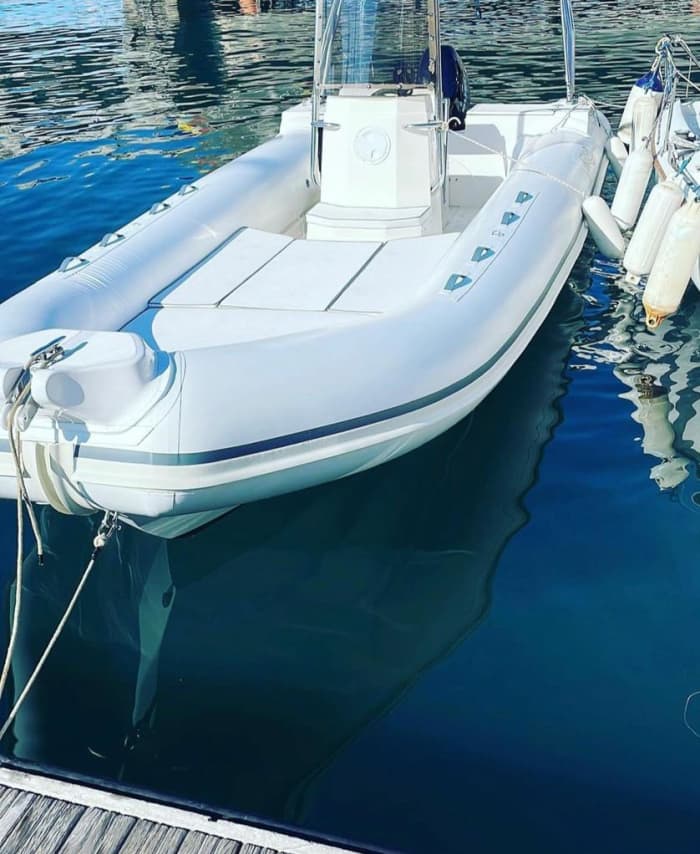 Découvrez Sorrente lors d'une excursion d'une journée en bateau à moteur.
