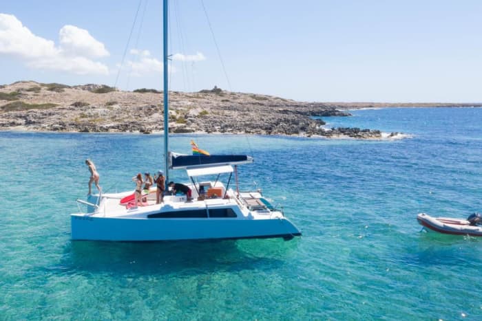 Ontdek de mooiste plekjes in het zuiden van Ibiza en Formentera op deze ruime en comfortabele catamaran (8 uur) ADVENTURE 28