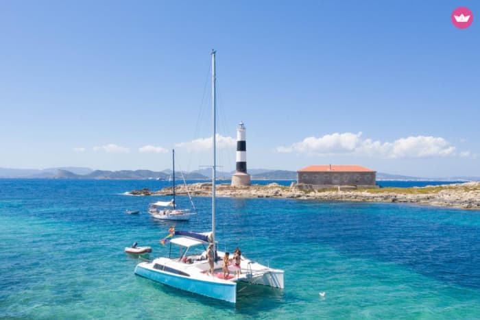 Ontdek de mooiste plekjes in het zuiden van Ibiza en Formentera op deze ruime en comfortabele catamaran (8 uur) ADVENTURE 28