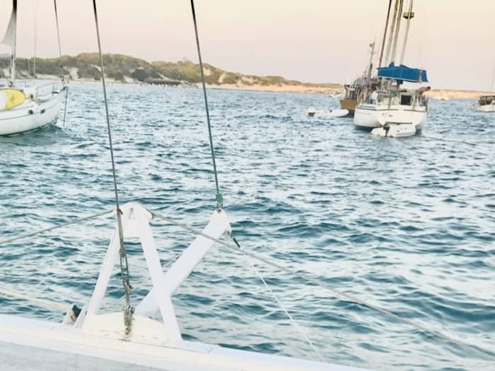 Ontdek de mooiste plekjes in het zuiden van Ibiza en Formentera op deze ruime en comfortabele catamaran (8 uur) ADVENTURE 28