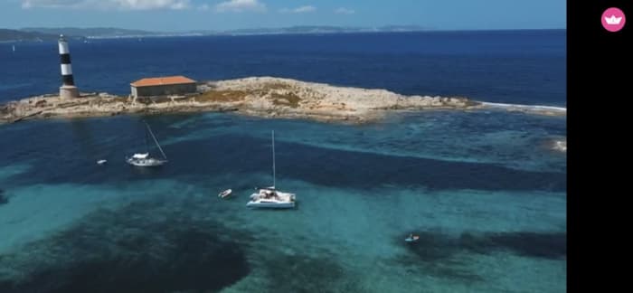 Ontdek de mooiste plekjes in het zuiden van Ibiza en Formentera op deze ruime en comfortabele catamaran (8 uur) ADVENTURE 28