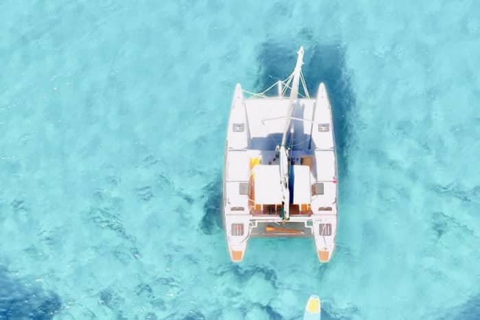 Ontdek de mooiste plekjes in het zuiden van Ibiza en Formentera op deze ruime en comfortabele catamaran (8 uur) ADVENTURE 28