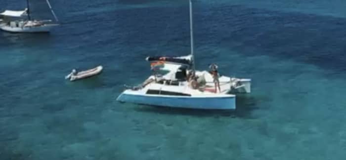 Ontdek de mooiste plekjes in het zuiden van Ibiza en Formentera op deze ruime en comfortabele catamaran (8 uur) ADVENTURE 28