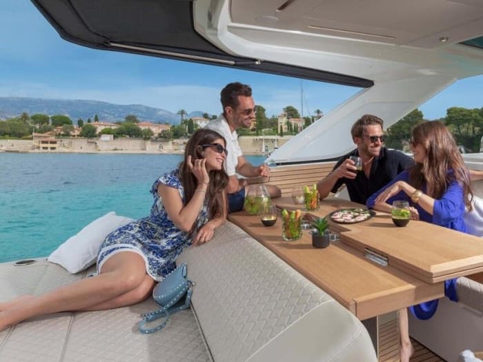 yachts de luxe à navigation et à moteur