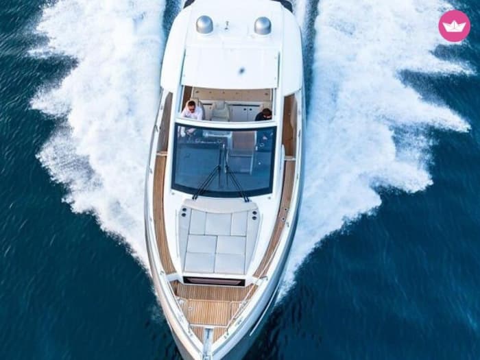 yachts de luxe à navigation et à moteur