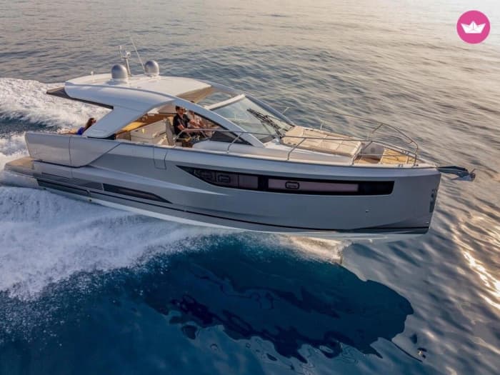 yachts de luxe à navigation et à moteur