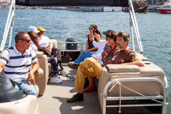 Enjoy a full day on a motorboat in Porto
