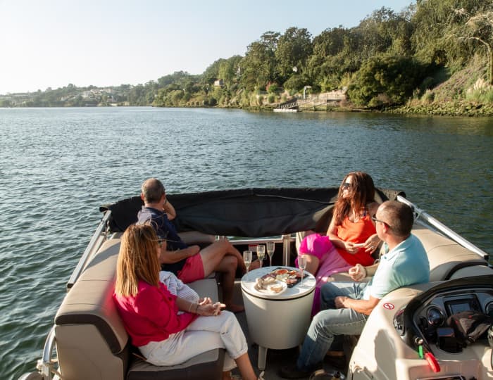 Enjoy a full day on a motorboat in Porto