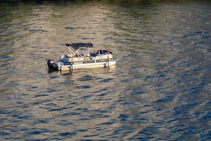 Enjoy a full day on a motorboat in Porto