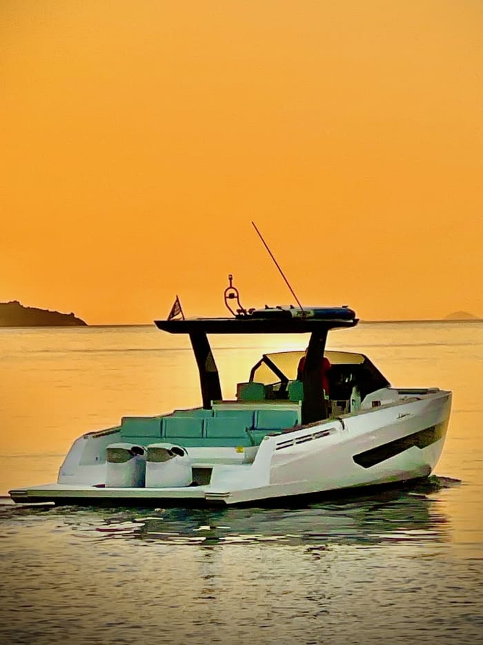Enjoy 8h on a motorboat to explore Adamantas