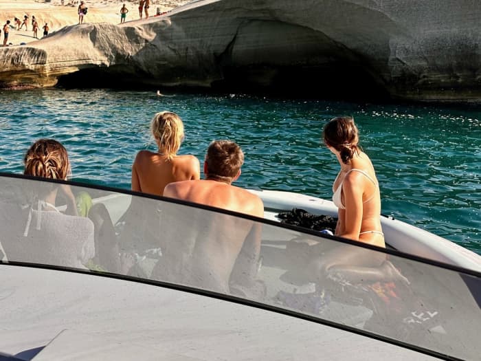 Enjoy 8h on a motorboat to explore Adamantas