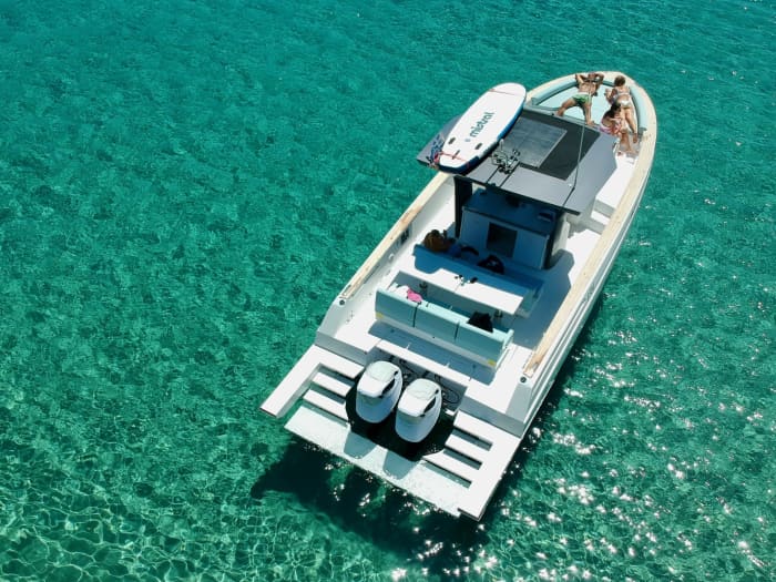 Enjoy 8h on a motorboat to explore Adamantas