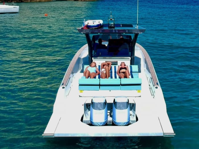 Enjoy 8h on a motorboat to explore Adamantas