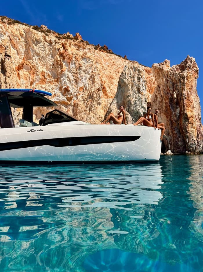 Enjoy 8h on a motorboat to explore Adamantas