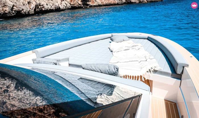 Enjoy 8h on a motorboat to explore Adamantas