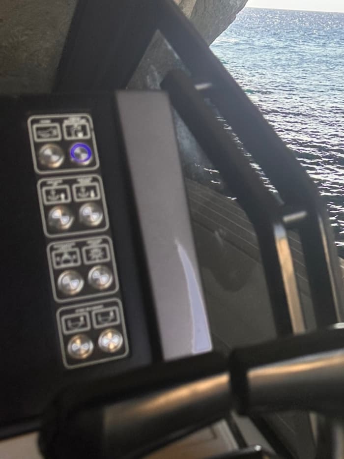 Enjoy 8h on a motorboat to explore Adamantas