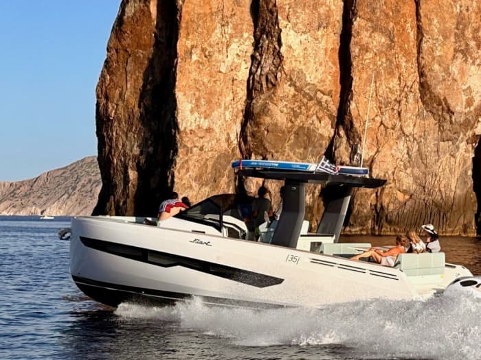 Enjoy 8h on a motorboat to explore Adamantas