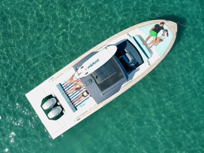 Enjoy 8h on a motorboat to explore Adamantas