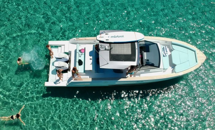 Enjoy 8h on a motorboat to explore Adamantas