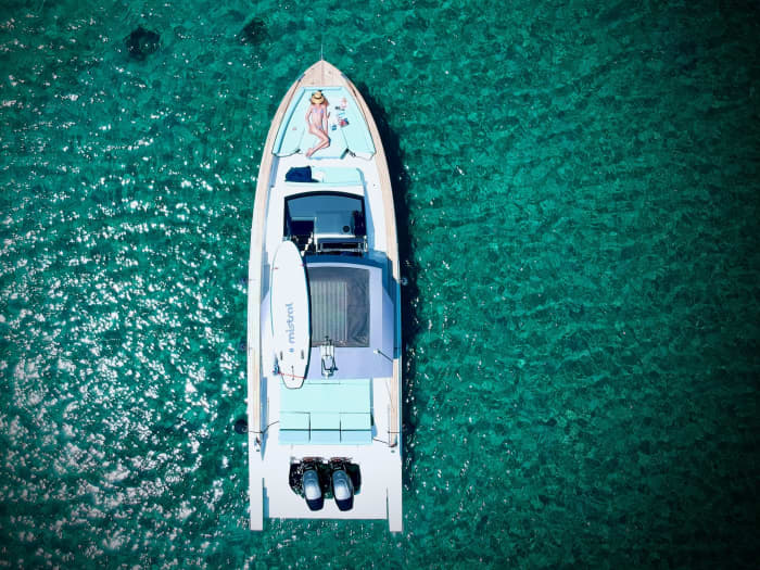 Enjoy 8h on a motorboat to explore Adamantas